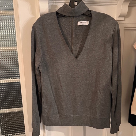 Bailey/44 women’s Deep V choker style Sweater gray size small - Picture 9 of 9